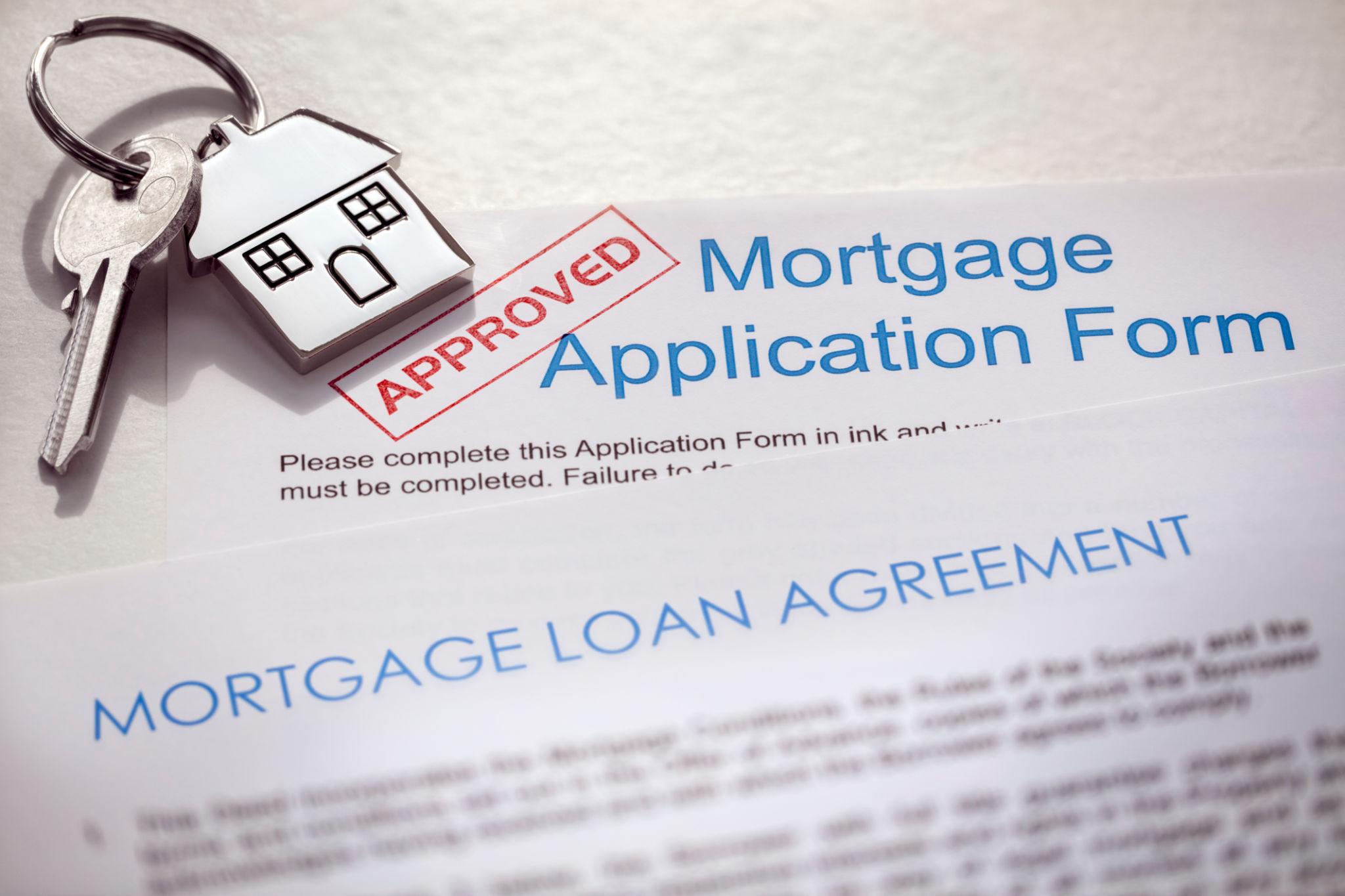 Home mortgage lenders with fast approval helping a homebuyer secure a loan